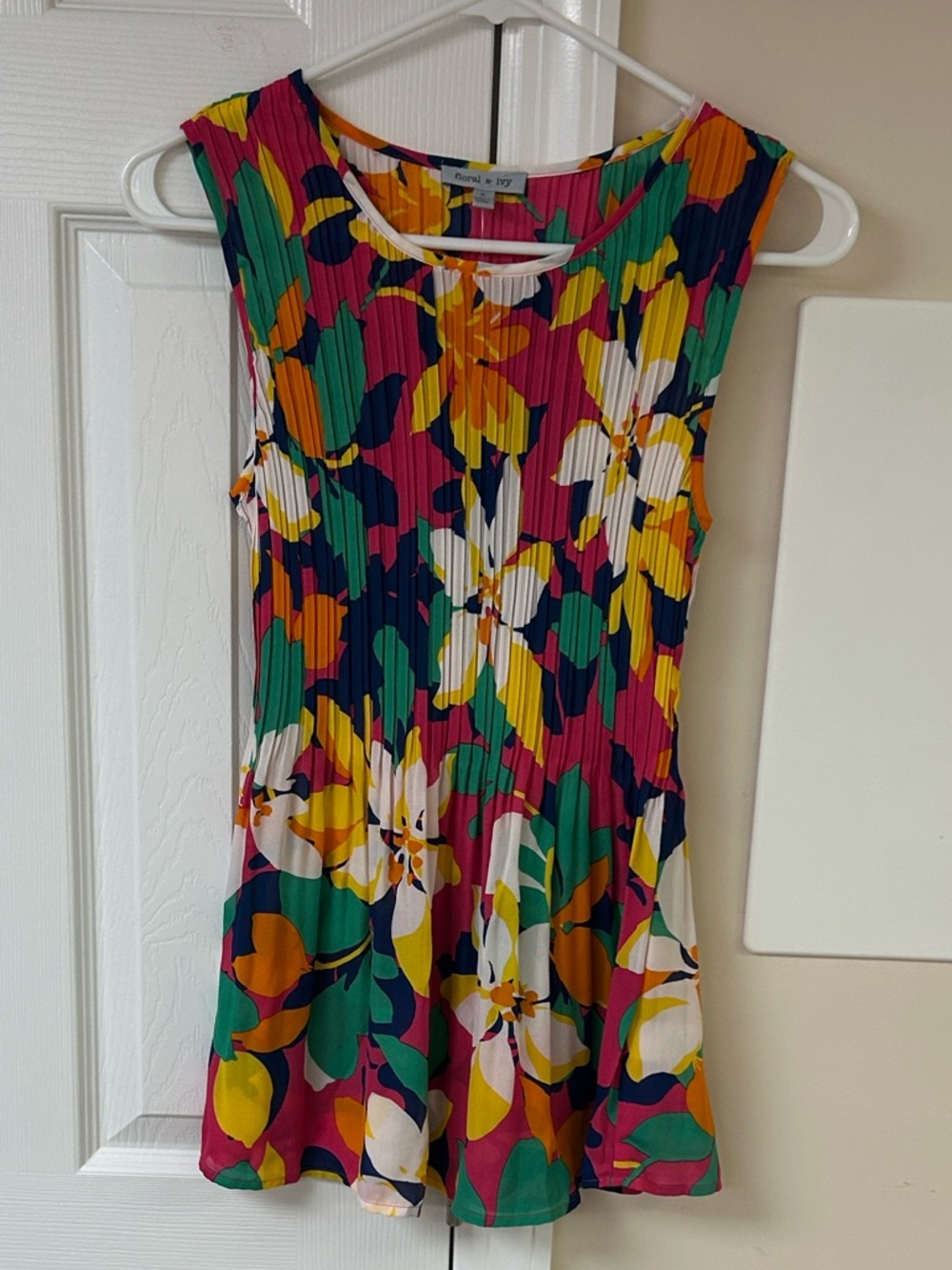 Floral & Ivy Floral Pleated Sleeveless Top